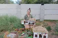 Хата під стріхою, а на стрісі - лелеки, що дітей приносять