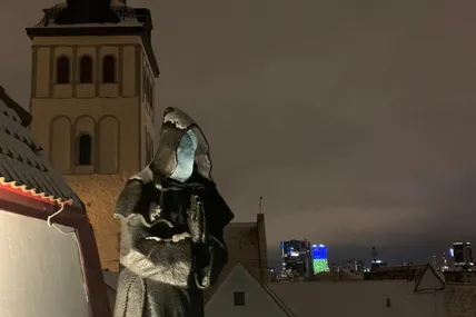 Із середньовічного Таллінна видніється найвища у місті будівля – вона підсвічена синьо-жовтими кольорами. Фото автора