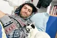 Кіт прикипів до свого рятувальника