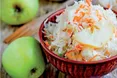Квашена капуста з яблуками: рецепт