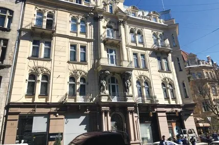 Архітектурна домінанта будинку: балкон другого поверху підтримують фігури атлантів авторства Петра Війтовича. Фото ЛМР