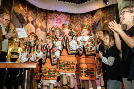 Ансамбль танцю "Червона рута" не може стримати емоцій! Фото Олега БАЧИНСЬКОГО
