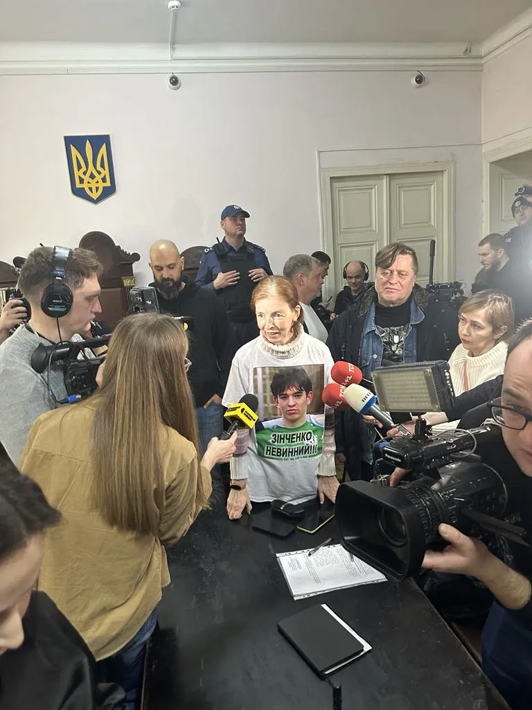 Мама Вʼячеслава Зінченка, пані Олена,була присутня у залі суду лише у перервах.