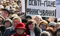 На «безоплатну» освіту вчителі змушені «жебрати» у батьків...