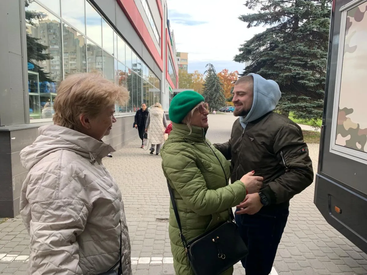 До фуд-траку Ігоря прийшли мама ветерана та перша вчителька - обидві пані Оксани.