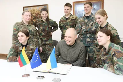 В. о. директора Кадетського ліцею імені генерала Повіласа Плехавічуса у Каунасі Річардас Жилайтіс зі своїми кадетами.