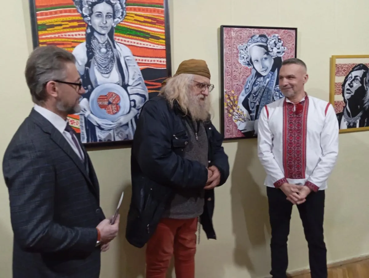 Привітати з відкриттям виставки пана Олега прийшов Левко Скоп.