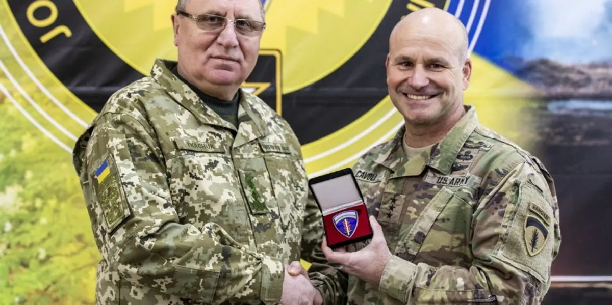 Крістофер Каволі та генерал Павло Ткачук. Фото: посольство США в Україні