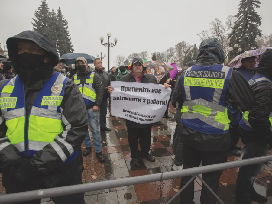 Мітингарі проти "примусової вакцинації". Фото Букви 