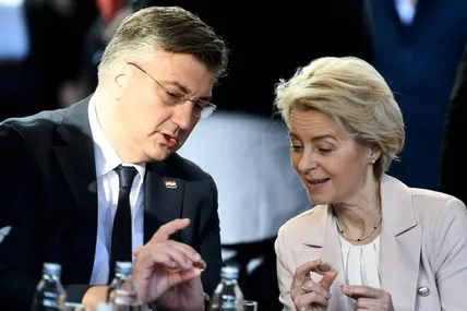 У Загребі прем’єр-міністр Хорватії Андрей Пленковіч і президентка Єврокомісії Урсула фон дер Ляєн разом пішли на каву. Пленковіч показав гості монети євро, які викарбували у Хорватії. Фото AFP
