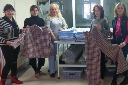 У пакунки з піжамами майстрині кладуть листи-подяки для наших захисників. Фото автора