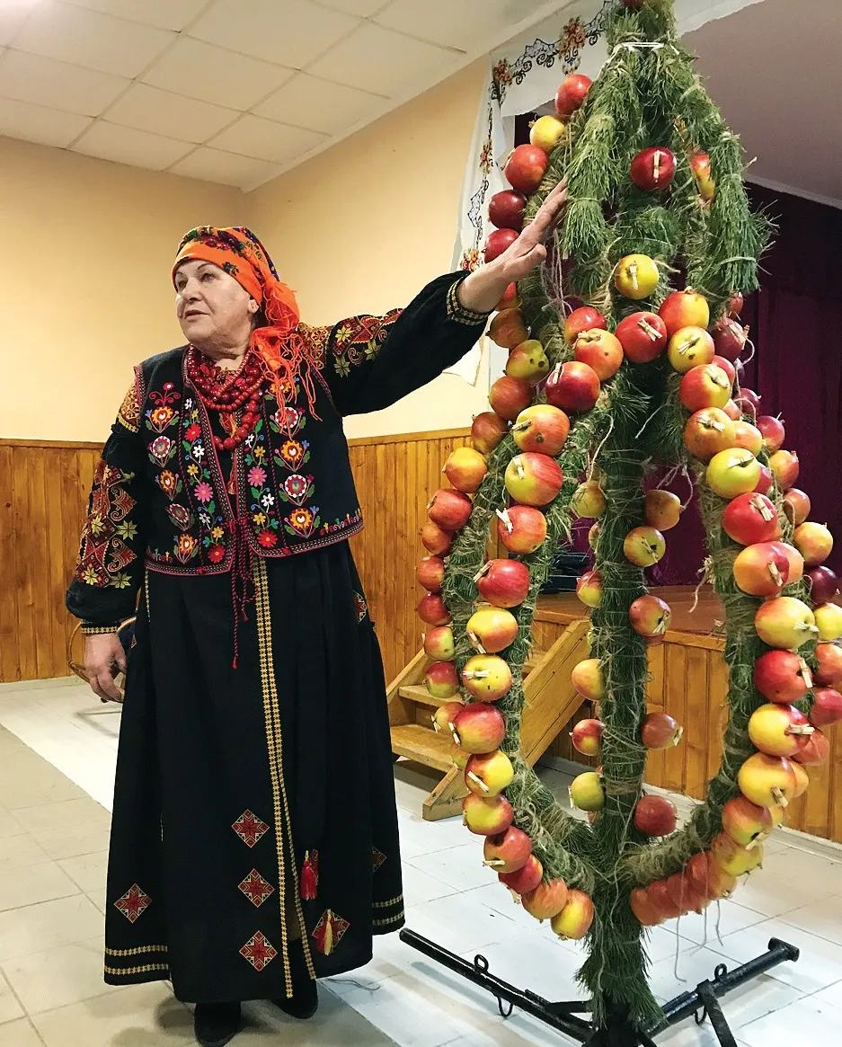 Марія Тарас розповідає про сосну з яблуками.
