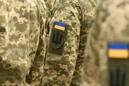 Чоловікам можуть дозволити виїзд за кордон за умови внеску. Фото із мережі