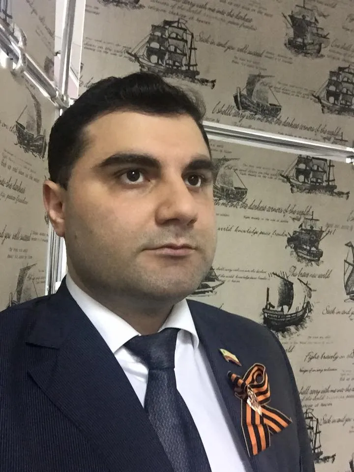 Алік носить на грудях георгіївську стрічку