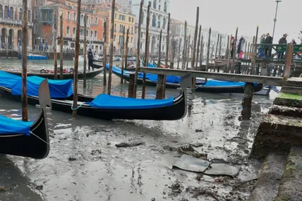Через різке зниження рівня моря чимало каналів Венеції стали зараз несудноплавними. Фото Twitter.
