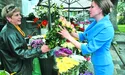 Мені ось цю квітку — я її через три дні заберу!