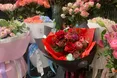 «З квітів, які втратили товарний вигляд, робимо букети і виставляємо на вулицю»