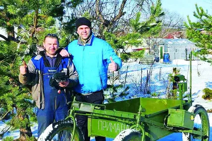 Володимир Муссур (cправа) та Роман Боринець проводять профілактичний огляд «Примари». Фото з архіву Володимира Муссура