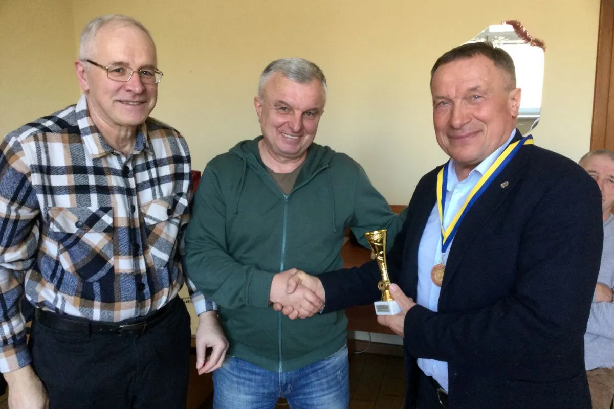 Керівник будівельної фірми Михайло Буга (справа) теж отримав провидницький приз. Він активно підтримує футбольних ветеранів і сільських аматорів. Фото автора.