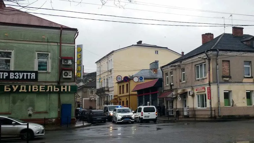 Та сама вулична сценка, коли стражі порядку замість покарати порушника ПДР з допомогою кількох жестів на відстані провели з ним профілактичну розмову. Фото автора.