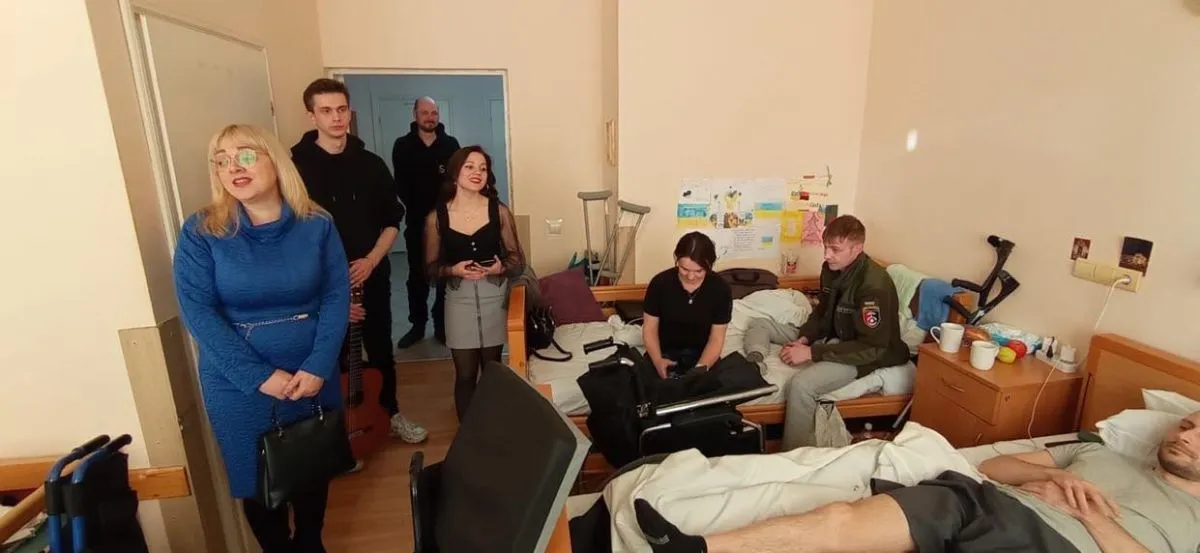 Виступ студентів-акторів у лікарняних палатах. Фото з особистого альбому Мирослави Циганик