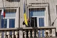 У Болгарії чиновник скинув з балкона мерії український прапор (ВІДЕО)
