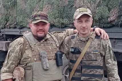 Два бойові побратими – Тарас Березюк (зліва) і Дмитро Сколоздра. Фото з альбому Дмитра Сколоздри