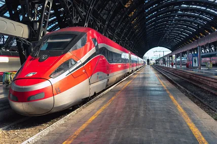 На маршруті Неаполь-Мілан залізнична компанія Trenitalia використовує швидкісні поїзди Frecciarossa ("Червона стріла"). Фото еuropebyrail.eu.