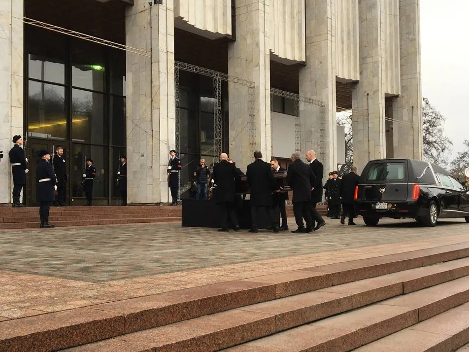 Труна з Денисом Монастирським. Фото - Суспільне