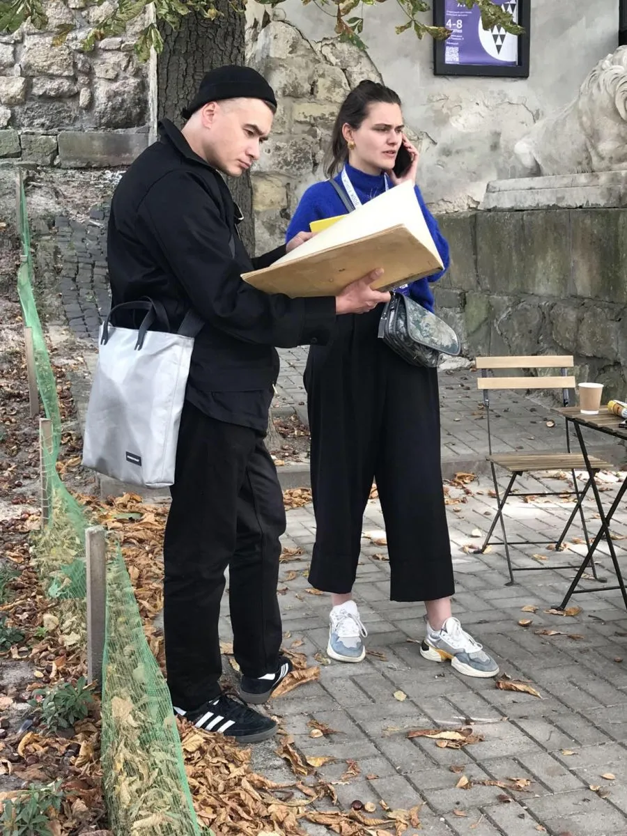 Софія Челяк з'ясовує організаційні питання.