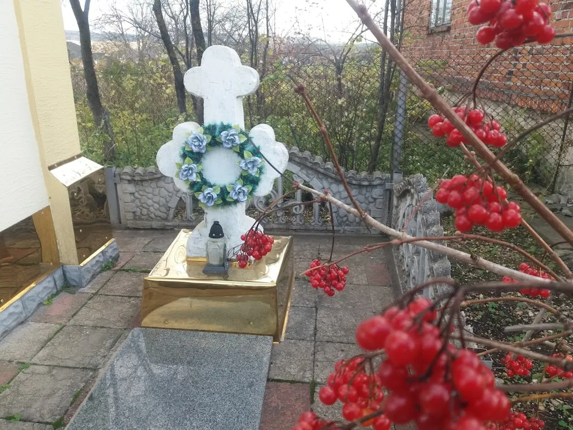 Цей старовинний хрест Гася разом з мамою Марією колись врятували від комуністів-безбожників. Фото автора.