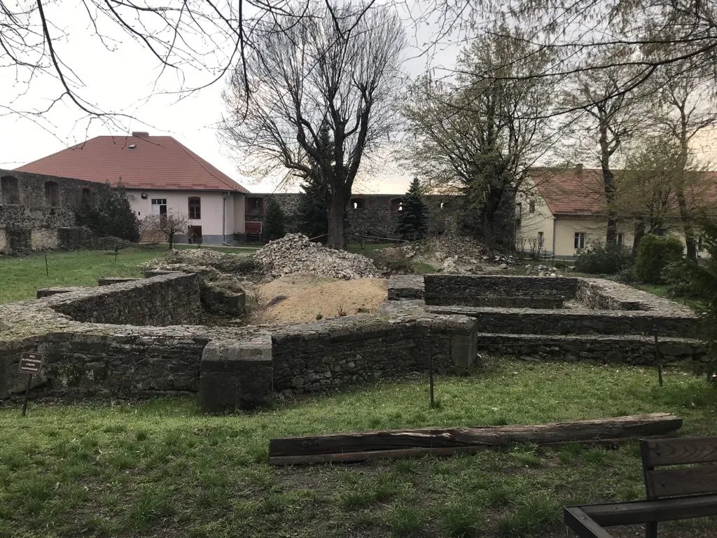 На тетриторіі замку досі тривають розкопки.