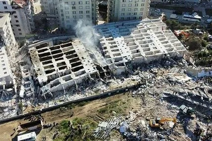 12-поверховий житловий комплекс Roеnesans Rezidans в Антак'ї завалився під час землетрусу 6 лютого як картковий... Фото gazetevatan.com