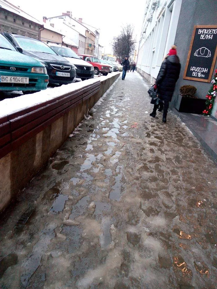По такому тротуару на вулиці Смаль-Стоцького доводиться ходити на роботу.  Якби сніг вчасно прибрали, то крижаних калюж не було би... 