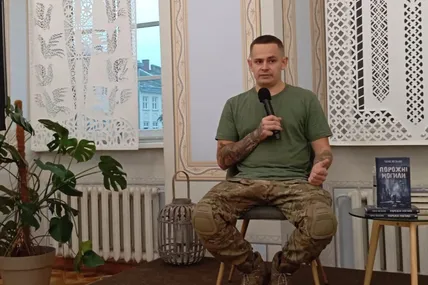 Сергій Тимофійко (Тарас Мельник) під час презентації роману «Порожні могили» у Львівській обласній бібліотеці для юнацтва ім. Романа Іваничука. Фото автора.