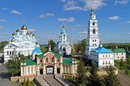 Комплекс будівель Свято-Духівського монастиря Свято-Успенської Почаївської Лаври, довкола його тривають судові суперечки. Фото із соцмереж.