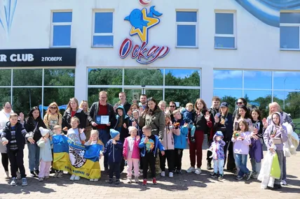 Ще мить і гості переступлять поріг дельфінарію "Оскар". У центрі - міський голова Трускавця Андрій Кульчинський. Фото пресслужби Трускавецької ОТГ.