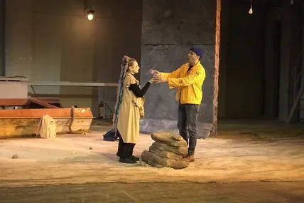 Сцена з вистави: Наталія Степаняк і Петро Радейко. Фото автора