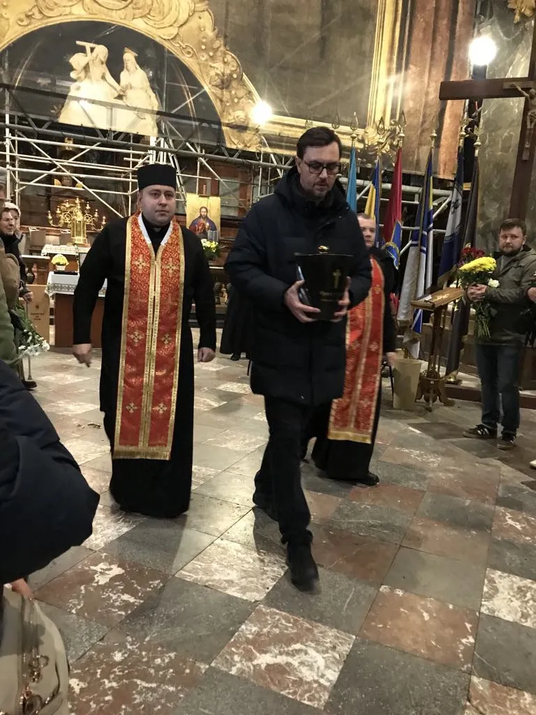 Урну з прахом виносять.