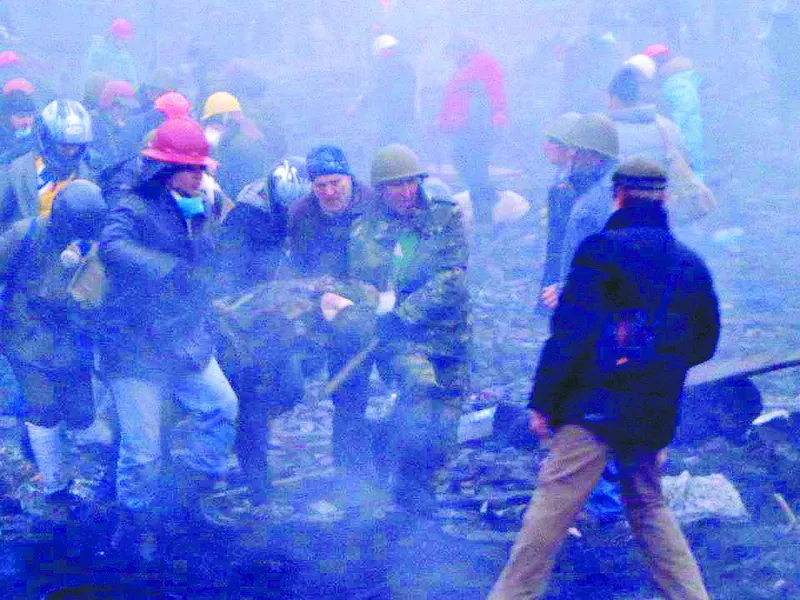 «Краще вмерти вовком, ніж жити псом», - це останній запис, який залишив на своїй сторінці у соцмережі студент з Луцька Василь Мойсей. Життя юнака обірвала підступна куля — 20 лютого 2014 року на Інститутській. Побратими винесли пораненого Василя з-під обстрілів (на фото), але врятувати хлопця медики не змогли. До свого 22-го дня народження Василь не дожив кількох тижнів. 