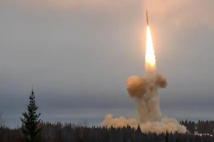 путін каже, що ракета, яку було випущено по Дніпру - «невловима», бо за секунду пролітає до трьох кілометрів… Фото із відкритих джерел.