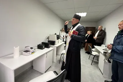 Отець Любомир Сапринюк освячує приміщення оновленої лабораторії. Фото пресслужби Трускавецької ОТГ.