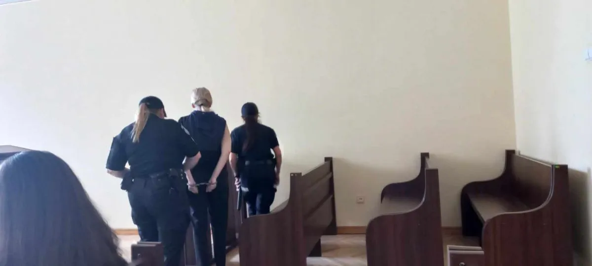 З обвинуваченої зняли кайданки та дозволили сидіти поруч зі своїм адвокатом.