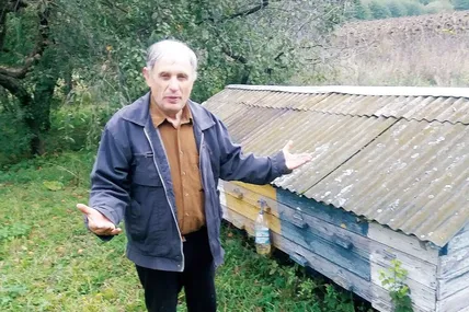 «Цього року меду у мене майже нема, – каже Ярослав Гірка. – Винні спека, миші і оси...». Фото автора