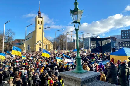 Багатотисячний мітинг у Таллінні на підтримку України, яка протистоїть російській агресії. Фото Twitter.