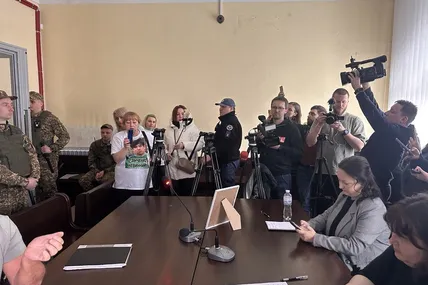 Прихильниця Зінченка, у футболці з його портретом , звинуватила доньку Ірини Фаріон у вбивстві. Фото автора