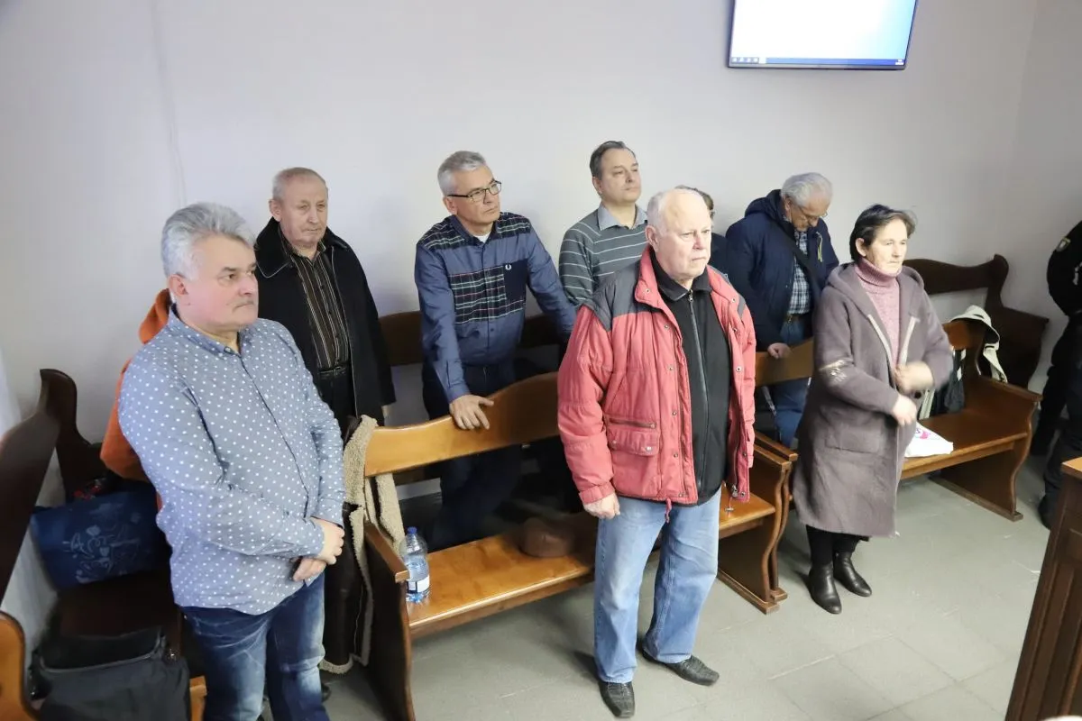 Рішення суду про закриття справи проти львівського «беркутівця» постраждалі на Майдані зустріли вигуками «Ганьба!». Фото Олександра Тимошенка.