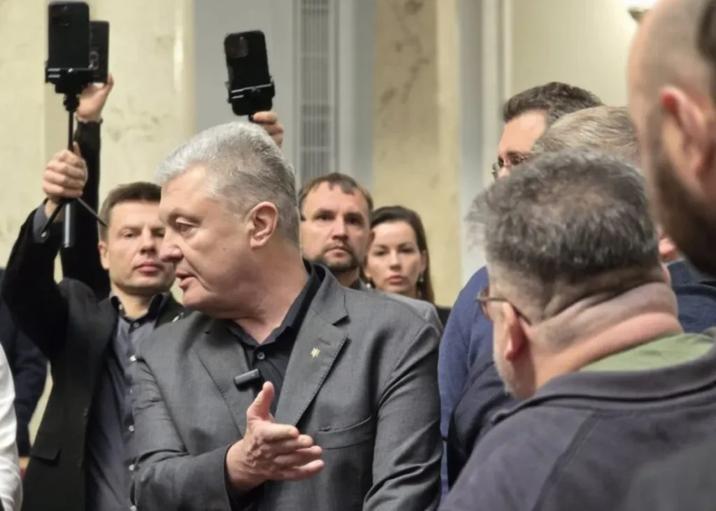 Конфлікт у сесійній залі між Порошенком і «слугою» Яременком (справа) щодо допомоги фронту. Після гострої перепалки лідера «ЄС» відсторонили від участі у пленарних засіданнях.
