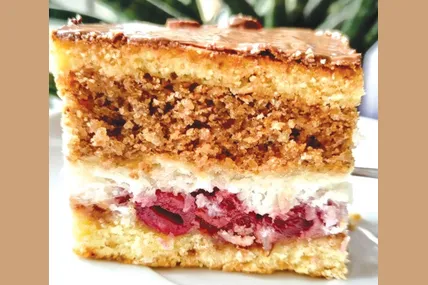 Пляцок з кокосом, горіхами і вишнями
