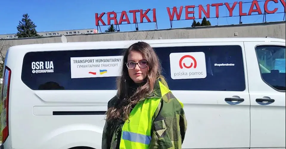 Героїня фільму тепер допомагає біженцям з України.
